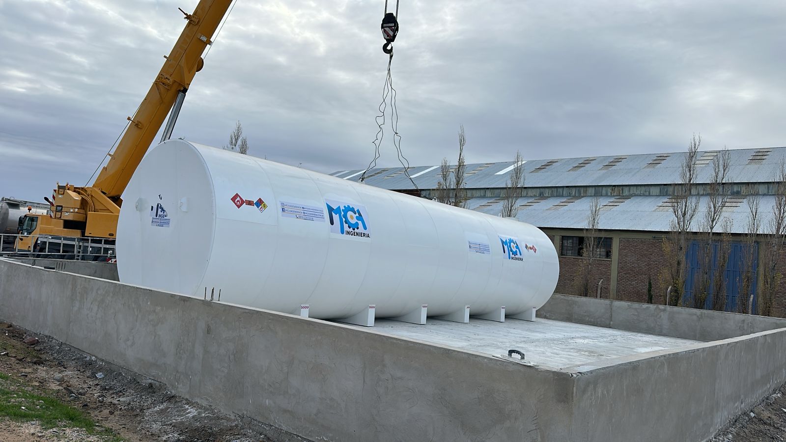 Detalle de boca de hombre y escalera