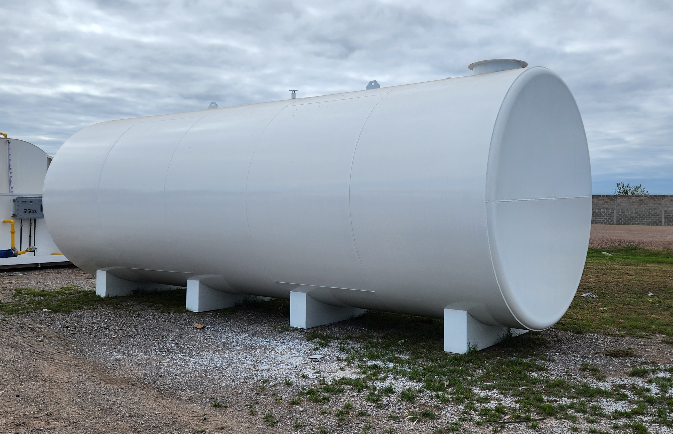 Detalle de boca de hombre y escalera
