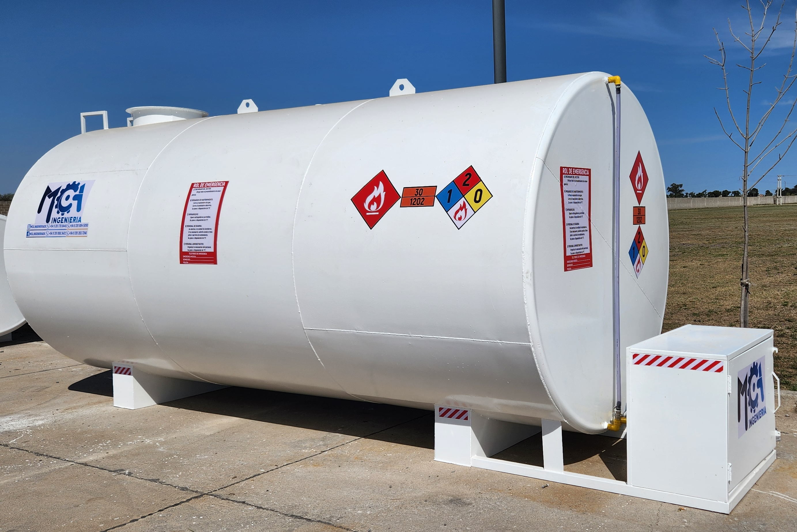 Detalle de boca de hombre y escalera