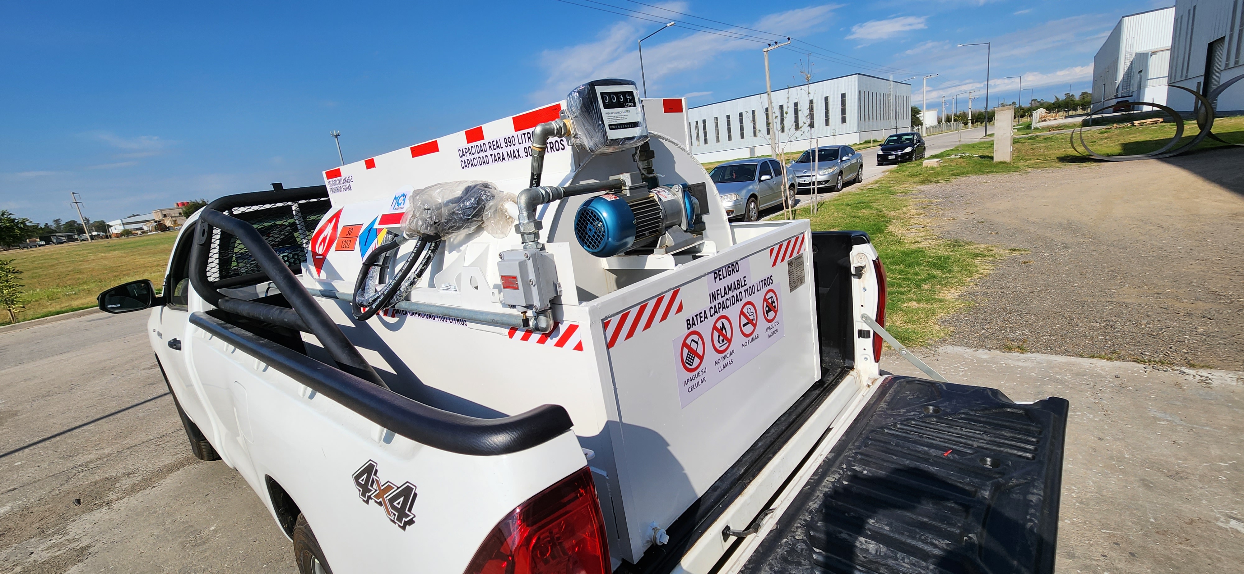 Vista lateral del equipo con manguera y pico