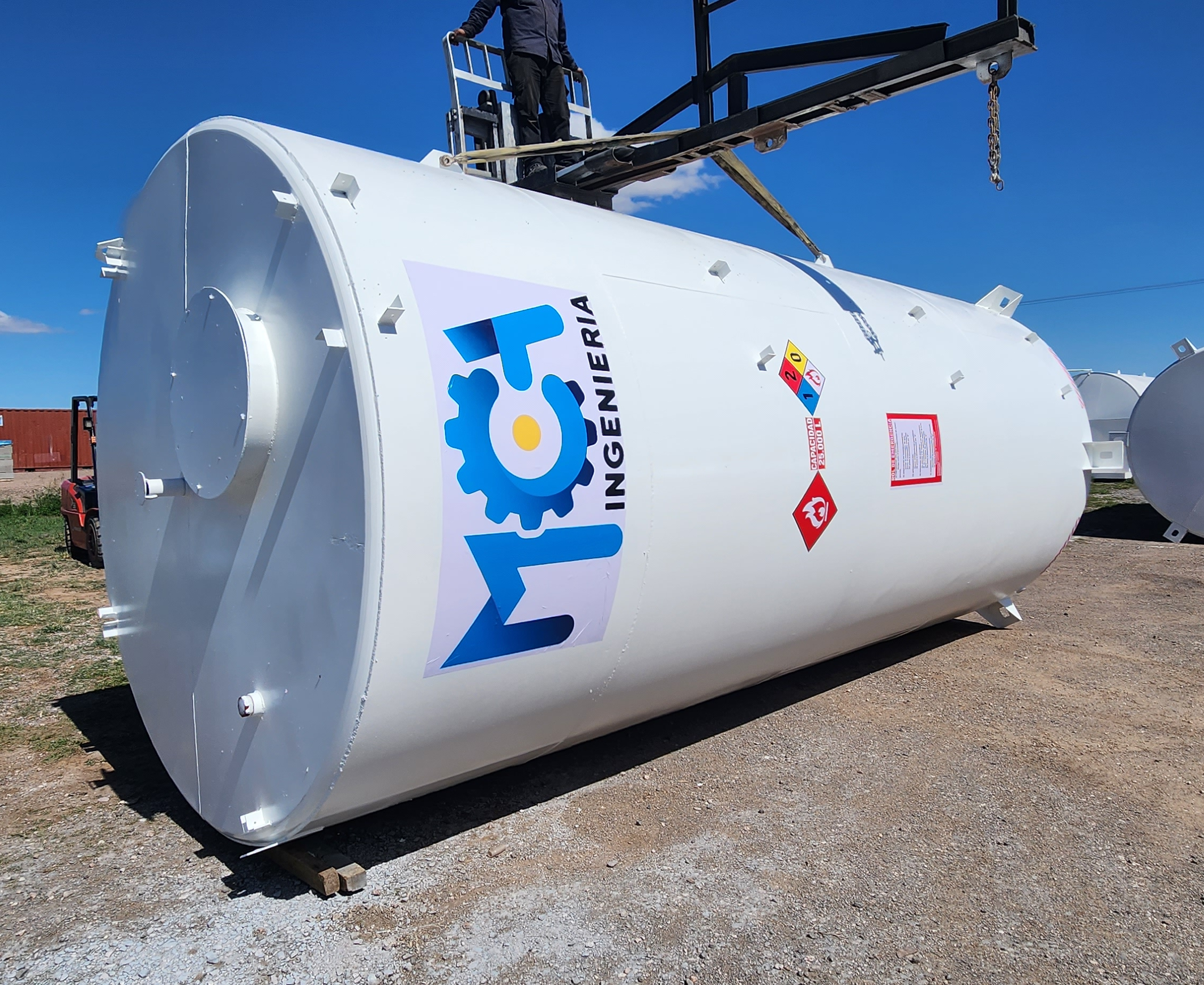 Detalle de escalera y boca de hombre