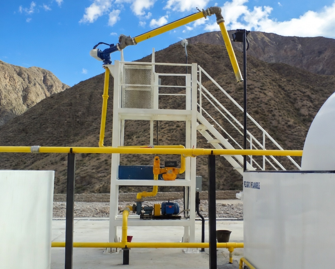 Primer plano del brazo de carga durante operación